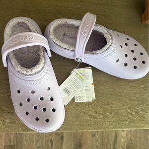 NWT women’s Sherpa lined crocs size 9 lilac